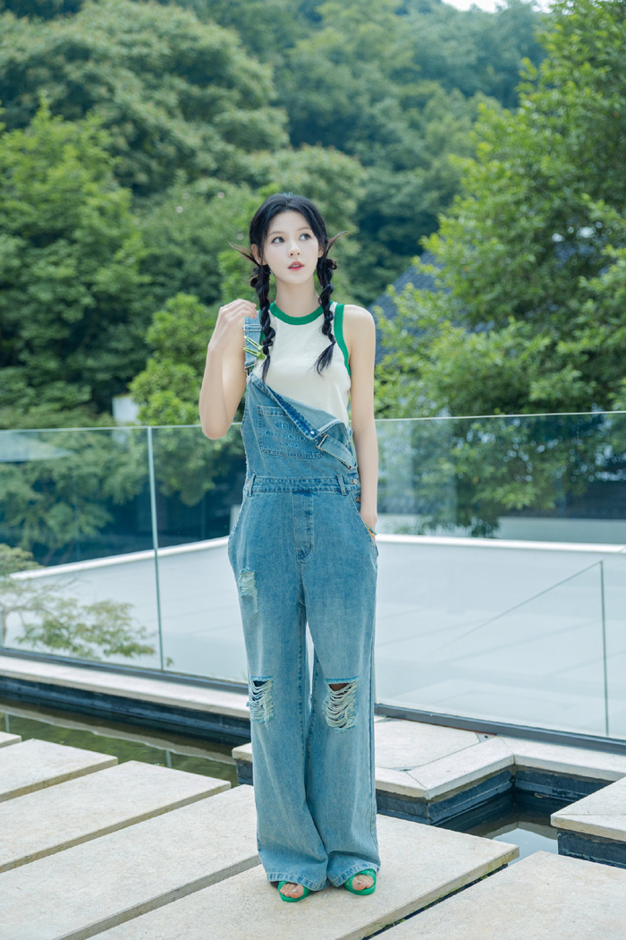 张予曦多巴胺女孩上线双麻花辫背带裤连衣裙镂空吊带