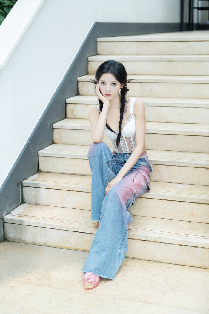 张予曦多巴胺女孩上线双麻花辫背带裤连衣裙镂空吊带