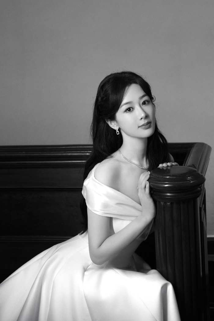杨紫最新造型大片一字肩白裙披发造型优雅大方好贵气的紫妹