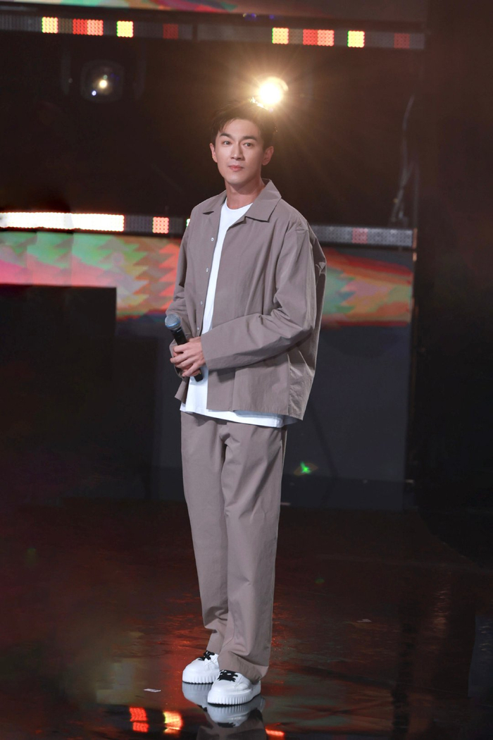 林更新带领的开开心心战队本次的舞台秀《多大点事儿》可谓是惊喜满满