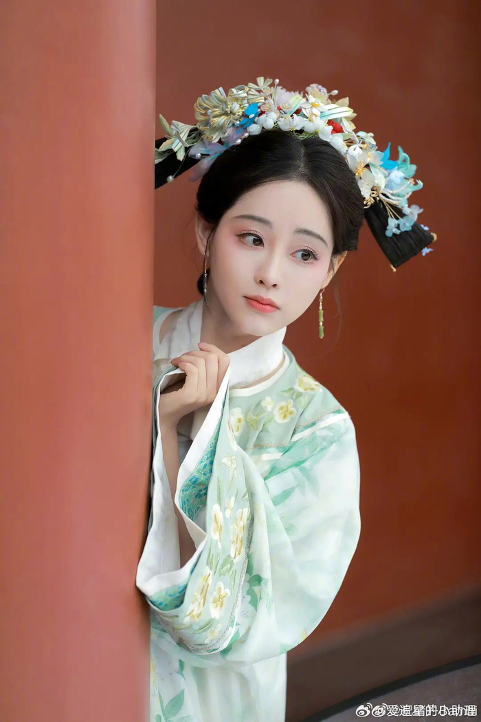 祝绪丹清宫造型撞脸杨幂两位都是狐狸相看着相似度有多少