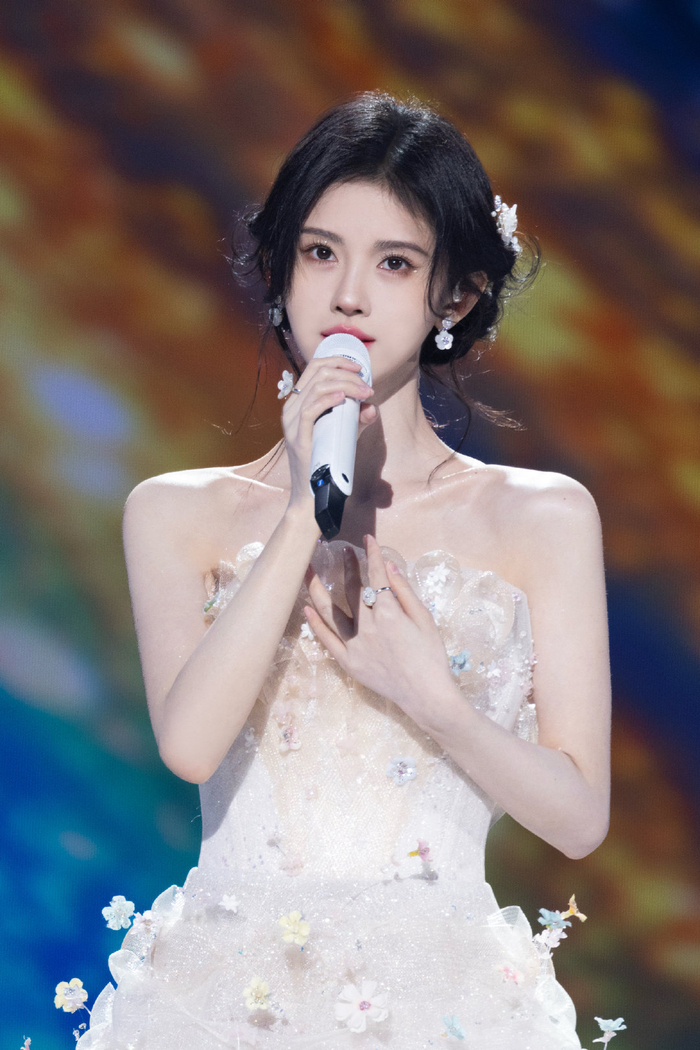 鞠婧祎《所念皆星河》舞台造型,梦幻又唯美的氛围感拉满