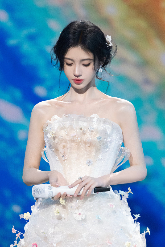 鞠婧祎《所念皆星河》舞台造型,梦幻又唯美的氛围感拉满