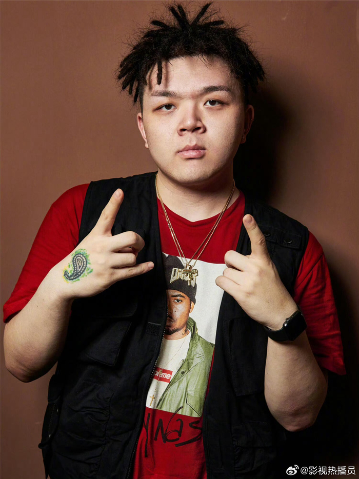 艾福杰尼小奇互动引热议,脱口秀现场暧昧感拉满