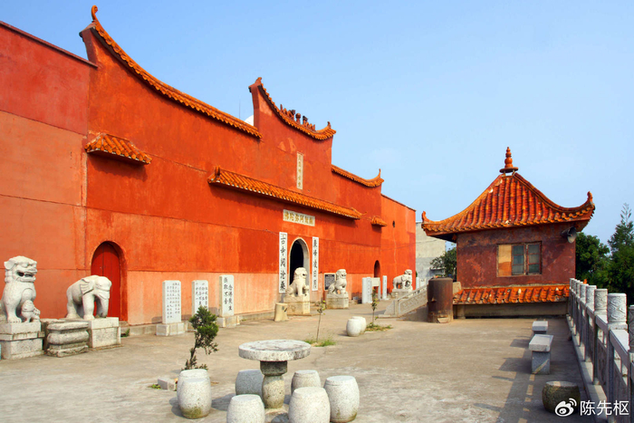 黑麋峰古寺 乔育平摄古刹门首上方嵌有一块长方形的汉白玉石,上镌"黑