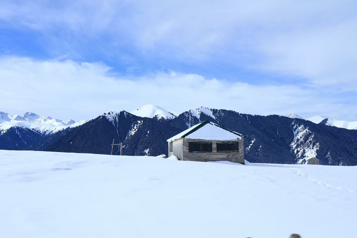 琼库什台已经进入冬天 云祯花园美宿的老板发给我的