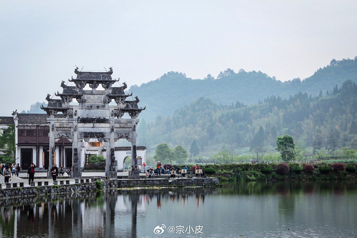 不得不说徽派建筑真的太具有东方美了,粉墙黛瓦像极了一幅水墨画__财