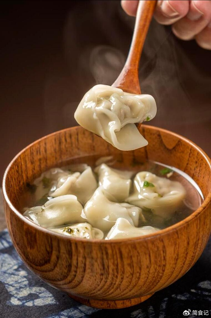 馄饨准备材料:猪肉馅:200克(可以选择猪腱子肉剁成肉末);馄饨皮:柿靠