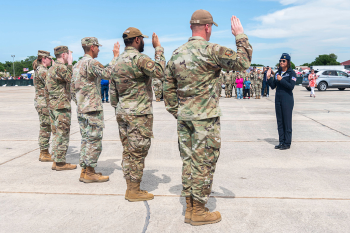 雷鸟表演队在 ″德克萨斯大航展 ″练习日上表演