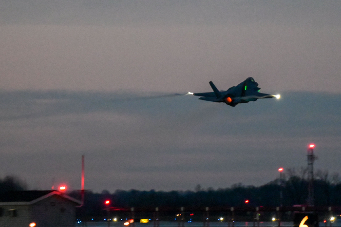 f-35a 闪电 ii 飞机闲置在停机坪上,为夜间飞行行动做准备