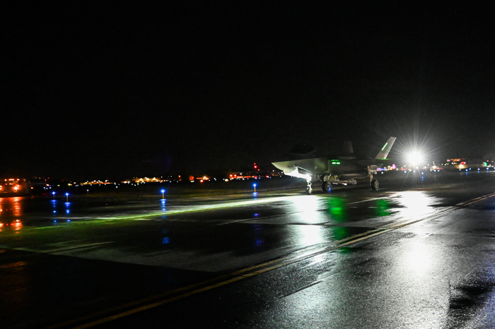 f-35a 闪电 ii 飞机闲置在停机坪上,为夜间飞行行动做准备
