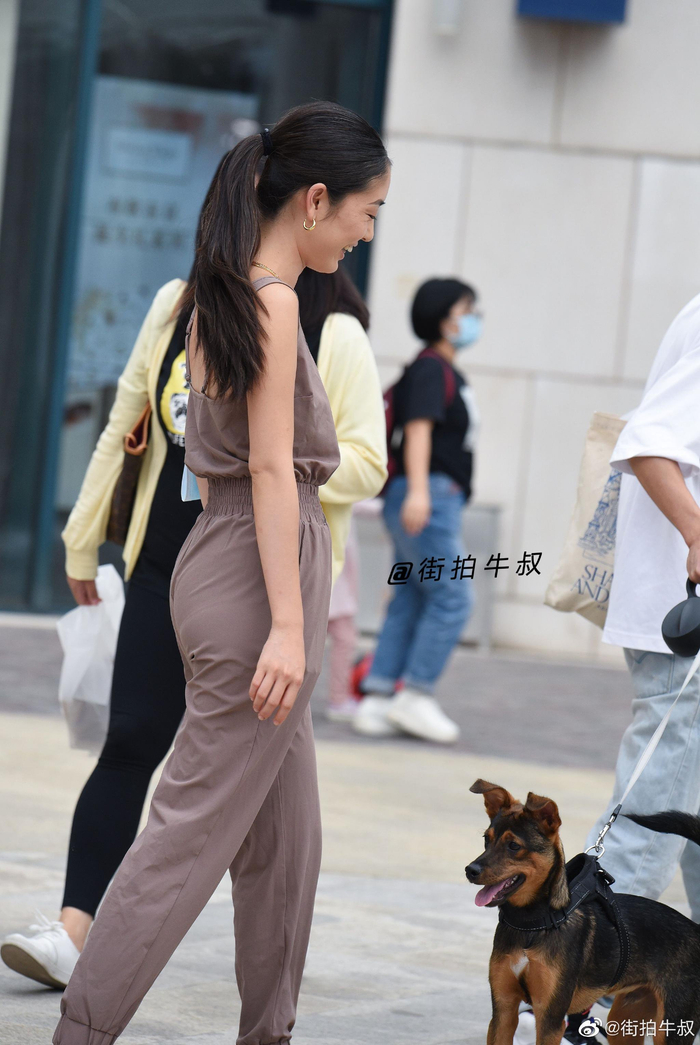 美女穿着好看的紧腰吊带连体裤出街