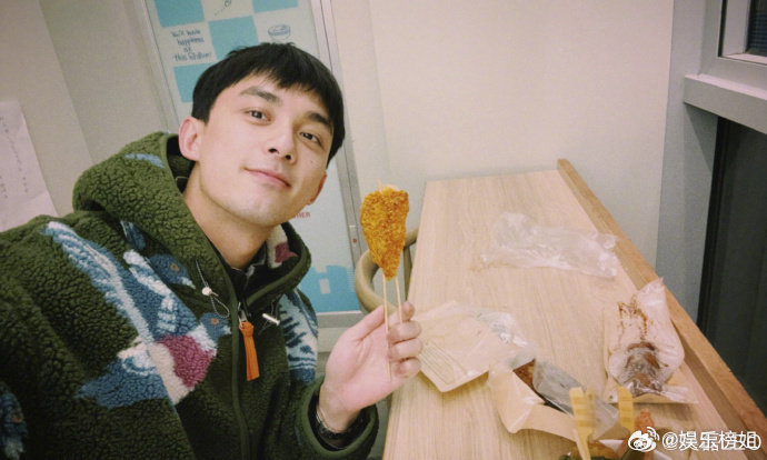 深夜看到吴磊休息发的动态顺毛自拍