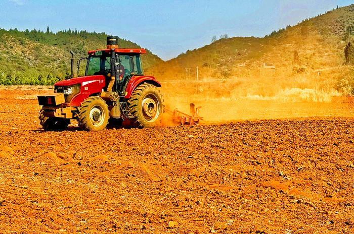 旋耕机在弥勒市福城街道万亩高标烟田项目区深耕翻犁"红薯挖完赶紧调
