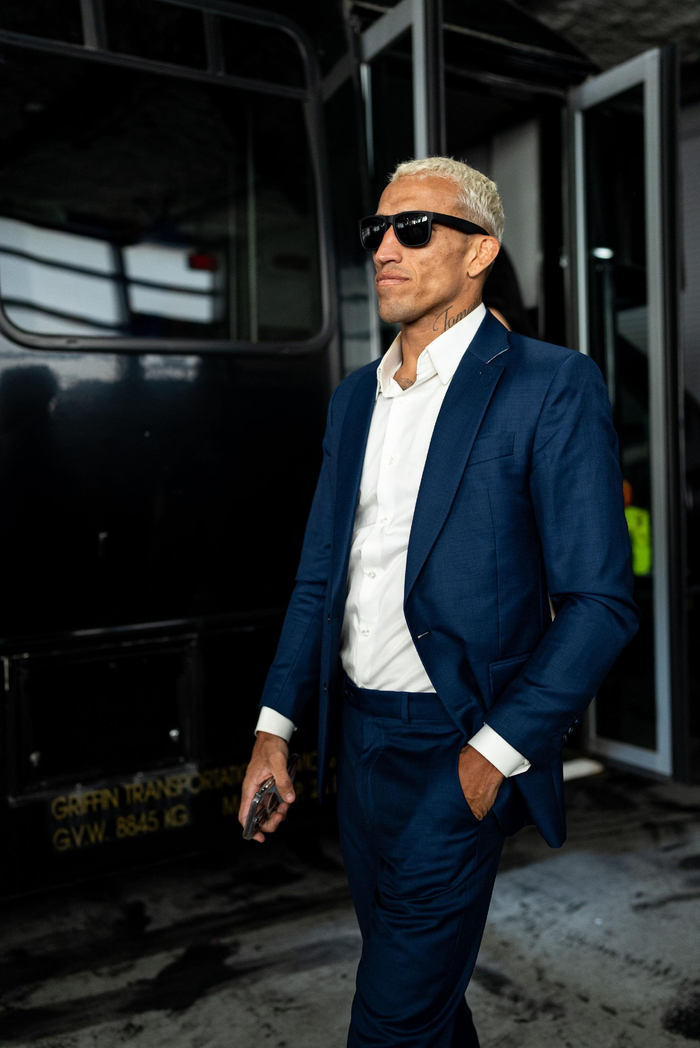 墨镜加西服,熟悉的"布朗克斯之子"奥利维拉回来了9815__财经头条