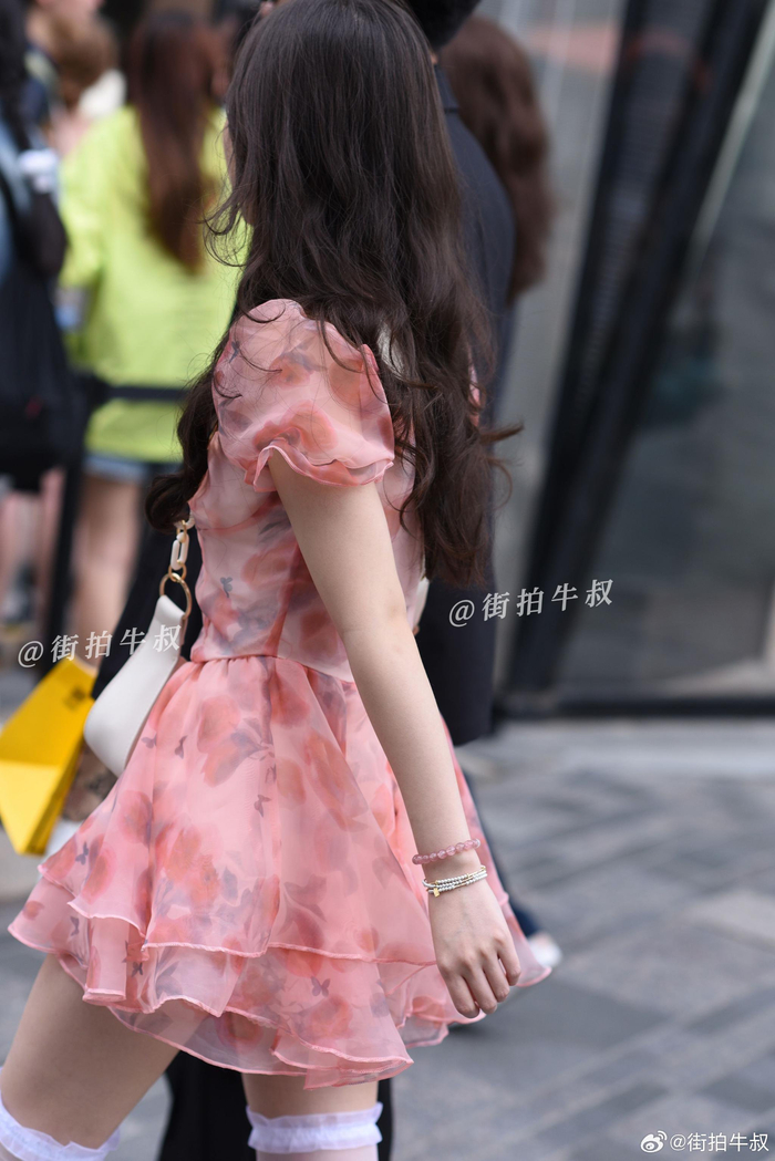 美女穿着复古浪漫的粉色连衣裙出街