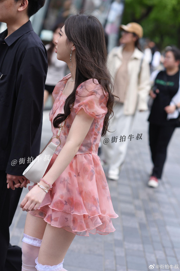 美女穿着复古浪漫的粉色连衣裙出街