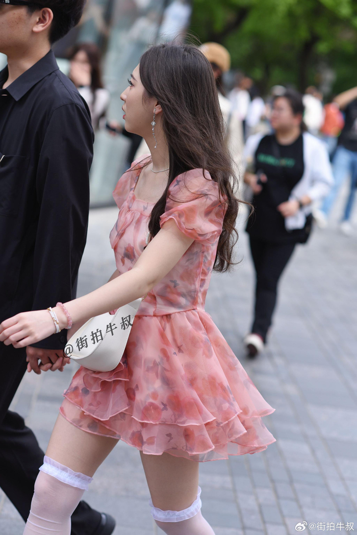 美女穿着复古浪漫的粉色连衣裙出街