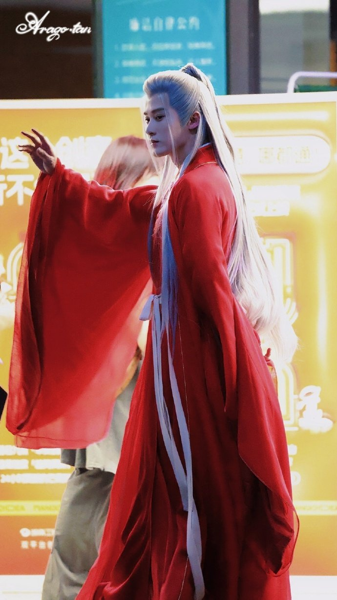 檀健次《你好星期六》再现相柳造型~ 红衣白发的翩翩公子!__财经头条