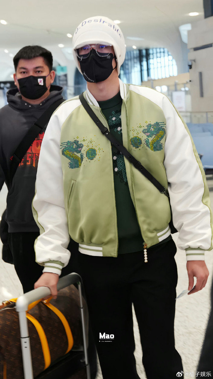 王鹤棣出发香港路透🈶,准备去lv大秀啦,来看看机场穿搭__财经头条