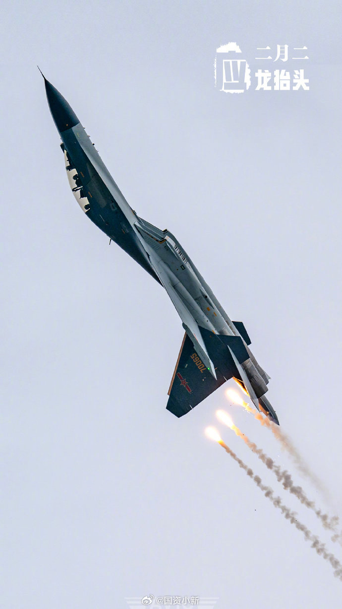 战鹰翱翔龙年看龙字辈战机龙抬头