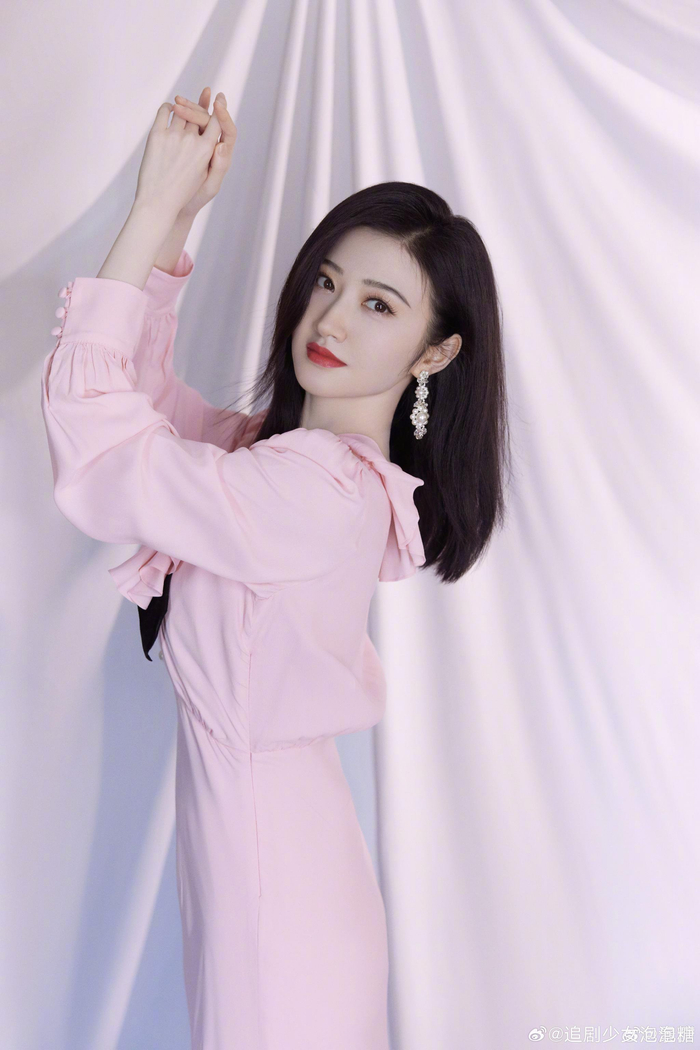 景甜晒一组藕粉连衣裙卷发造型周四营业照|景甜|藕粉|营业_新浪新闻