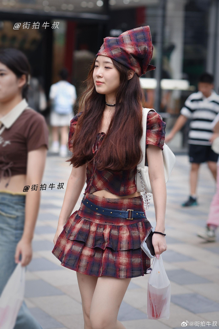 学院风少女穿着漂亮的蛋糕裙套装出街