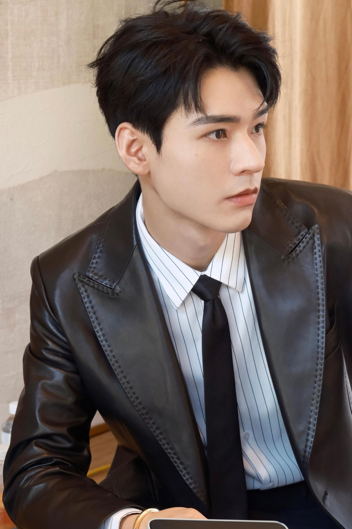 龚俊今日份造型条纹白衬衫皮衣浓颜系帅哥不是说说而已