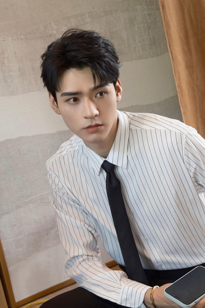 龚俊今日份造型9615 条纹白衬衫 皮衣,浓颜系帅哥不是说说而已