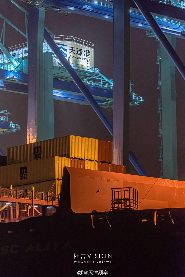 天津港码头的夜景掩映着这座城市俊朗的美
