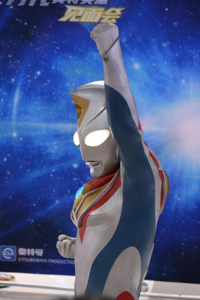 戴拿奥特曼见面会还有痛击怪盗希玛拉的动作!