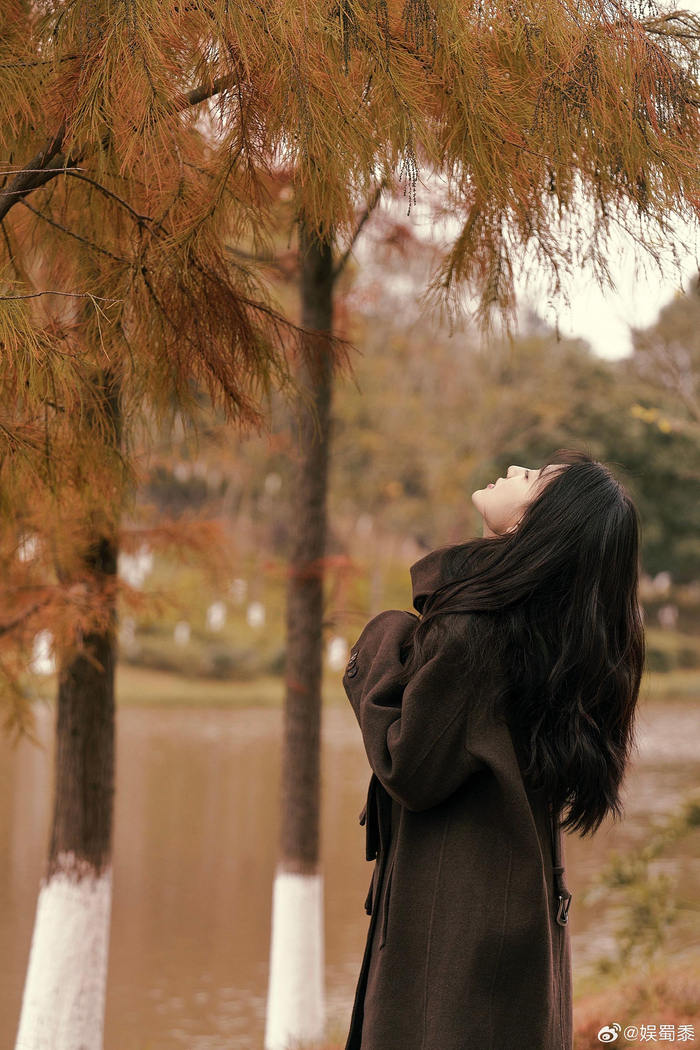 这组照片好绝,是拥抱大自然的少女呀~凝眸浅笑间自带故事感