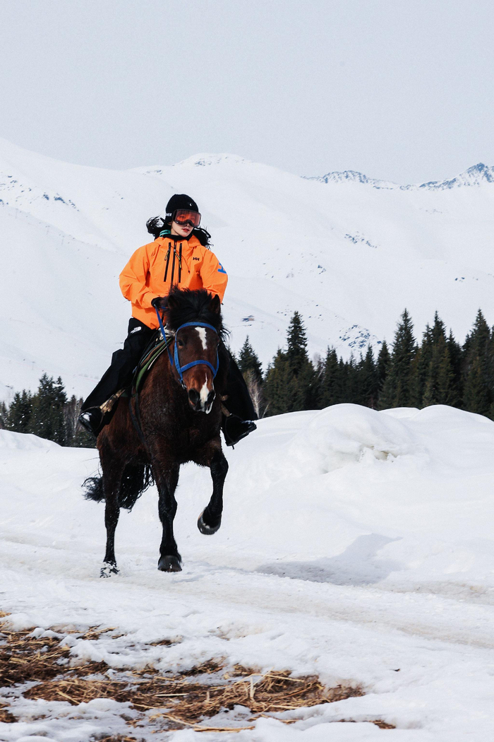 看到李冰冰在雪地上骑马我被她的帅气所征服