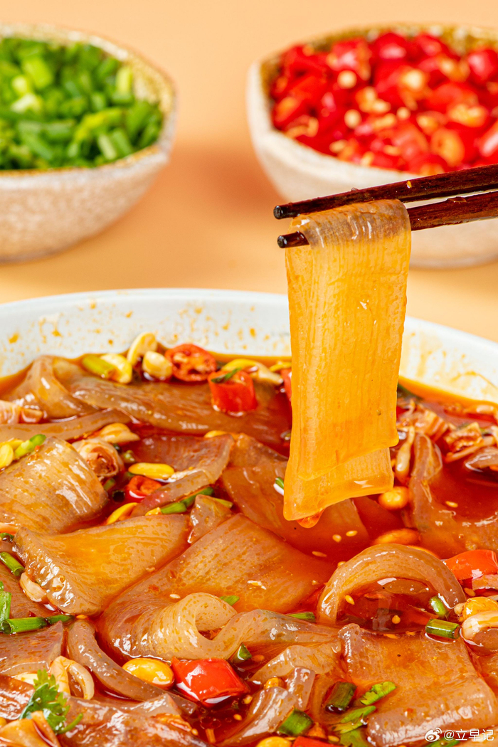 冒粉儿是成都特色的传统小吃它是用已经预煮好的红薯宽粉在热锅中再烫