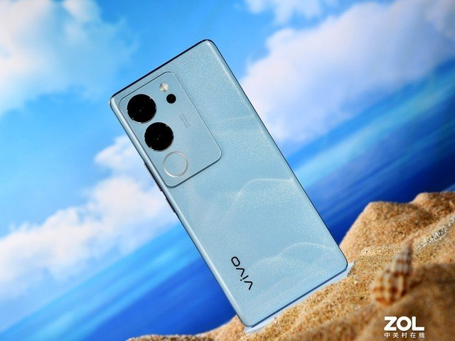 vivos系列手机一直以来都因出色的人像拍摄体验与机身设计而受到了