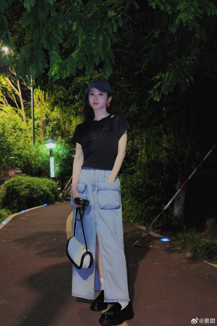 景甜深夜街拍,日常生活中温柔的甜甜,周五份的快乐己收到