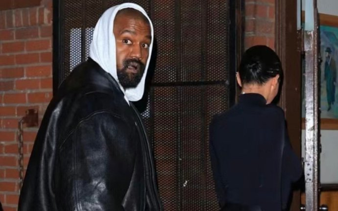 侃爷晒超级大床,比安卡穿连体衣摆拍!目测4米宽,富豪的生活|比安卡|侃