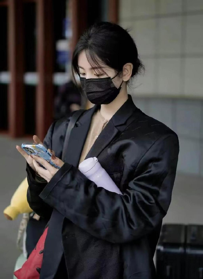 杨超越的穿搭整体总体来说,是看起来比较简单干练的风格,而且能够凸显