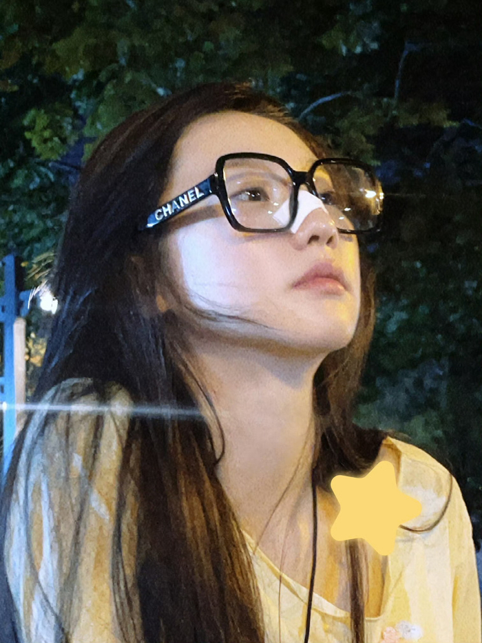 张艺凡夜晚街头漫步随拍～ 素颜,黑框眼镜的公主……__财经头条