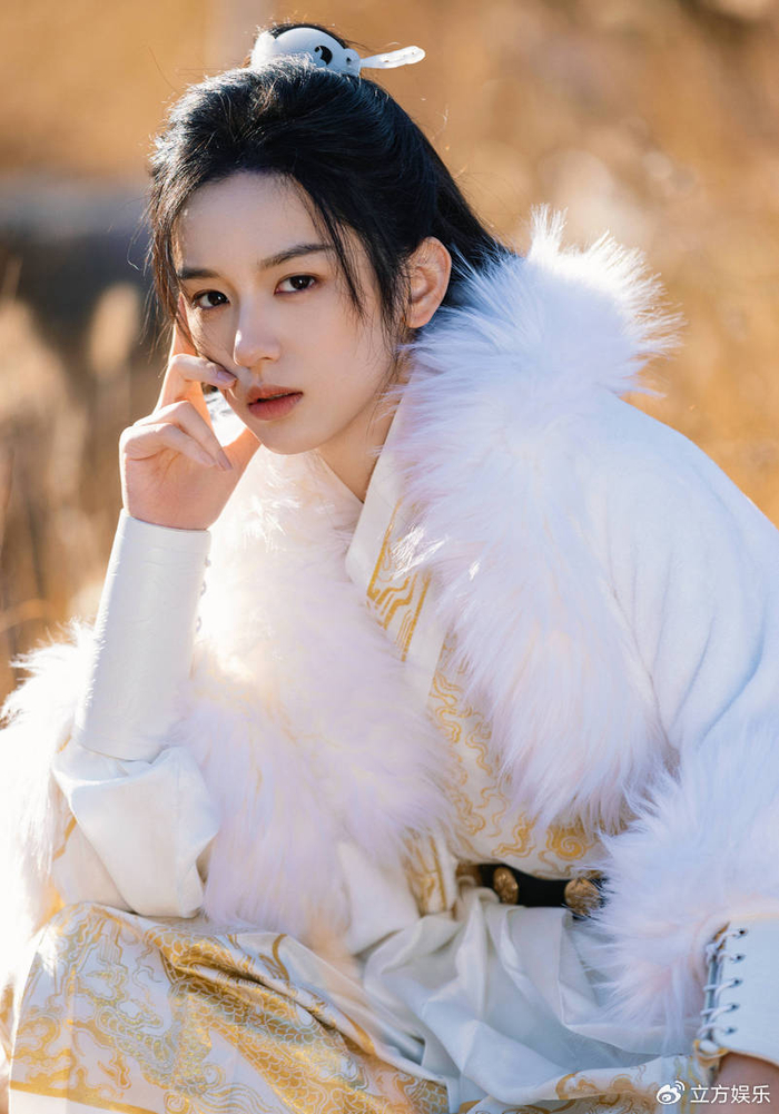 周也玉簪冠发英气十足穿白衣锦袍化身俊朗少年