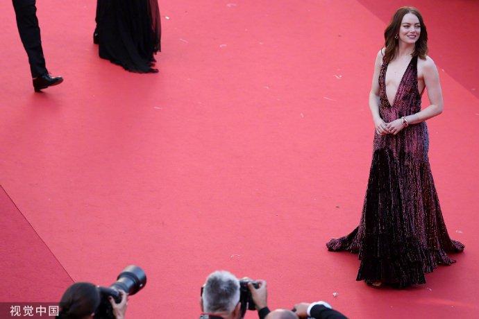 石头姐艾玛·斯通亮相《善良的种类》首映红毯 太美了