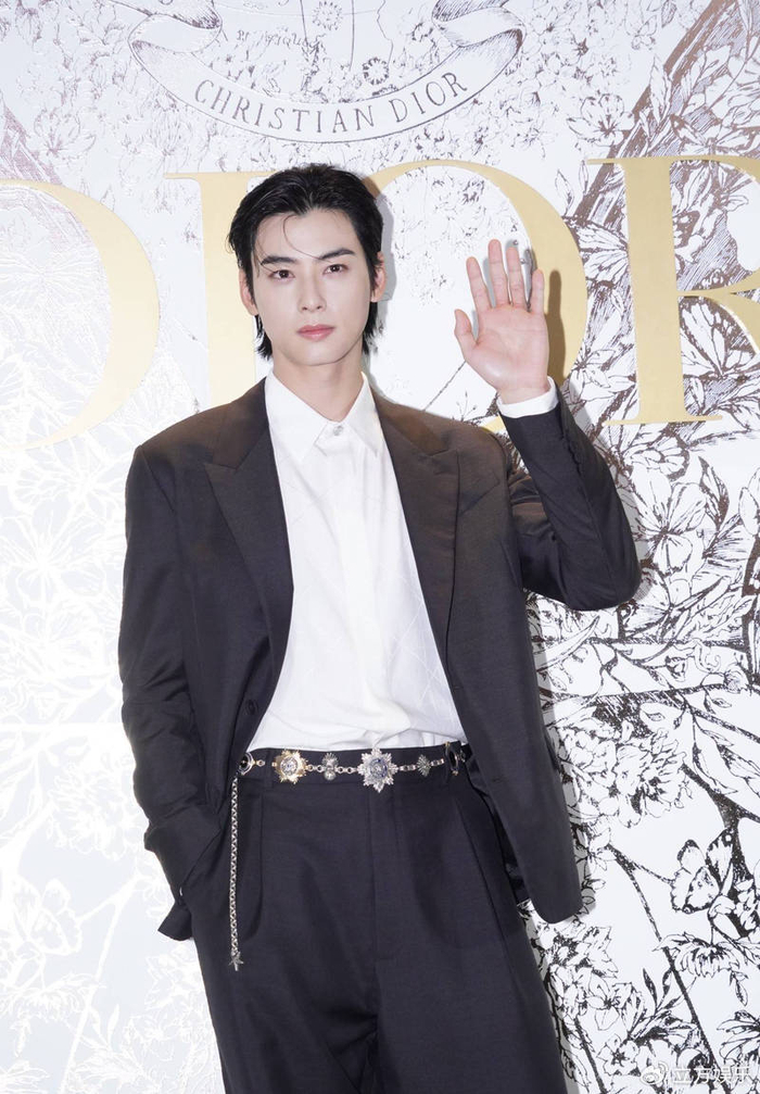 车银优穿西装身材高挑 湿发背头造型禁欲感拉满|造型|图释|有型_新浪