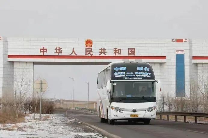 一辆国际客运班车抵达锡林郭勒盟东乌珠穆沁旗境内的珠恩嘎达布其口岸