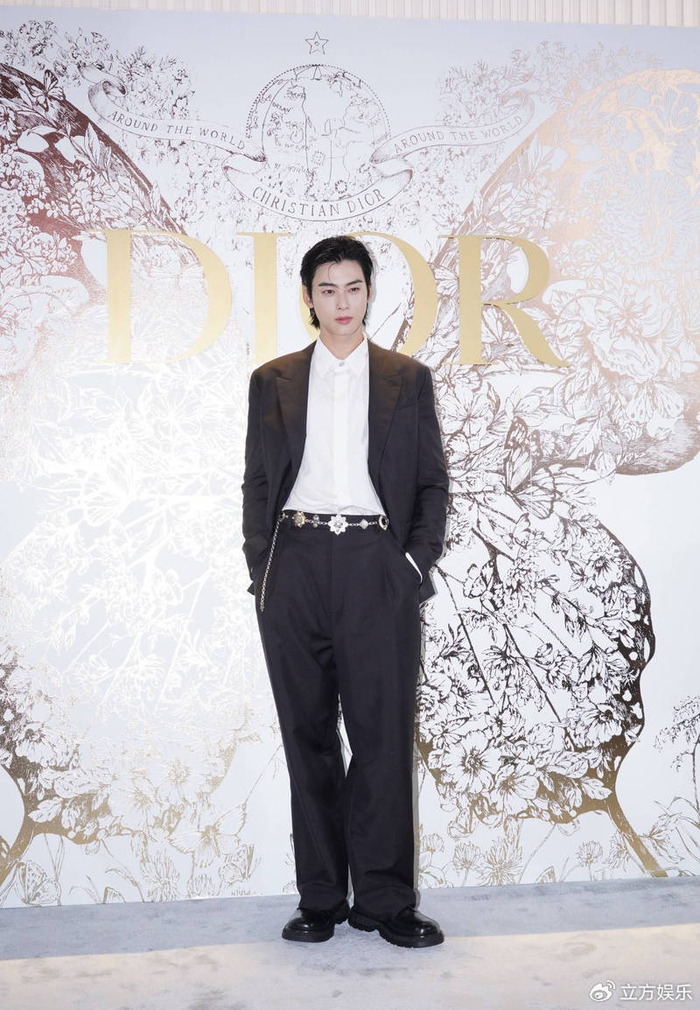 车银优穿西装身材高挑 湿发背头造型禁欲感拉满|造型|图释|有型_新浪