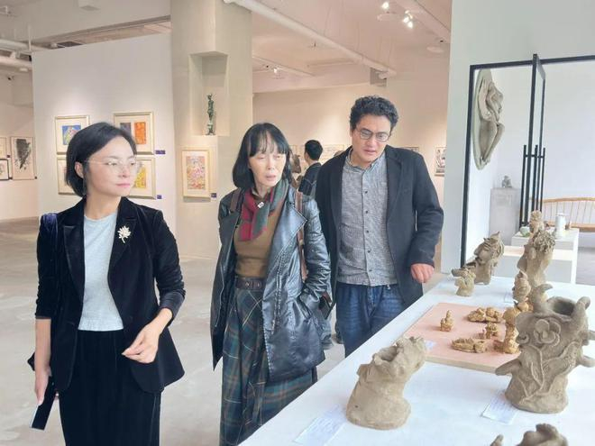 西南大学美育研究院院长赵伶俐教授参观画展【链接】圭来艺术馆(北碚