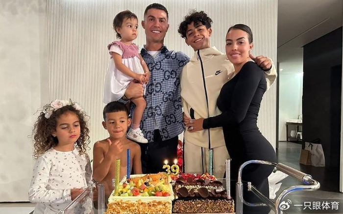 乔治娜自然有权利去享受这一切,而且她已经为"总裁"生下了2个女儿