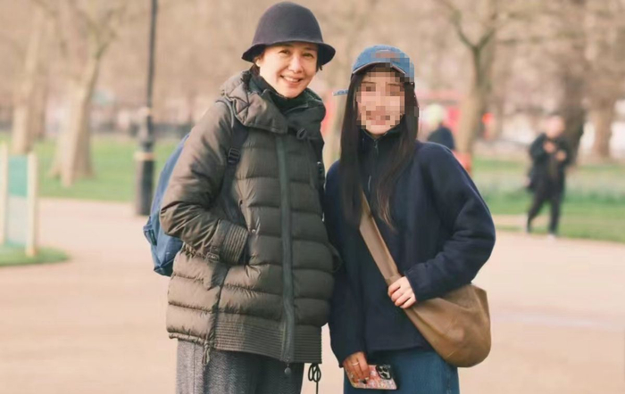 蒋雯丽现身英国眼下垂有皱纹!被曝常住国外,儿子移民养女是弃婴