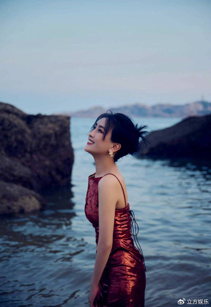 马苏穿红色开叉连衣裙 曲线婀娜大秀美腿妩媚动人