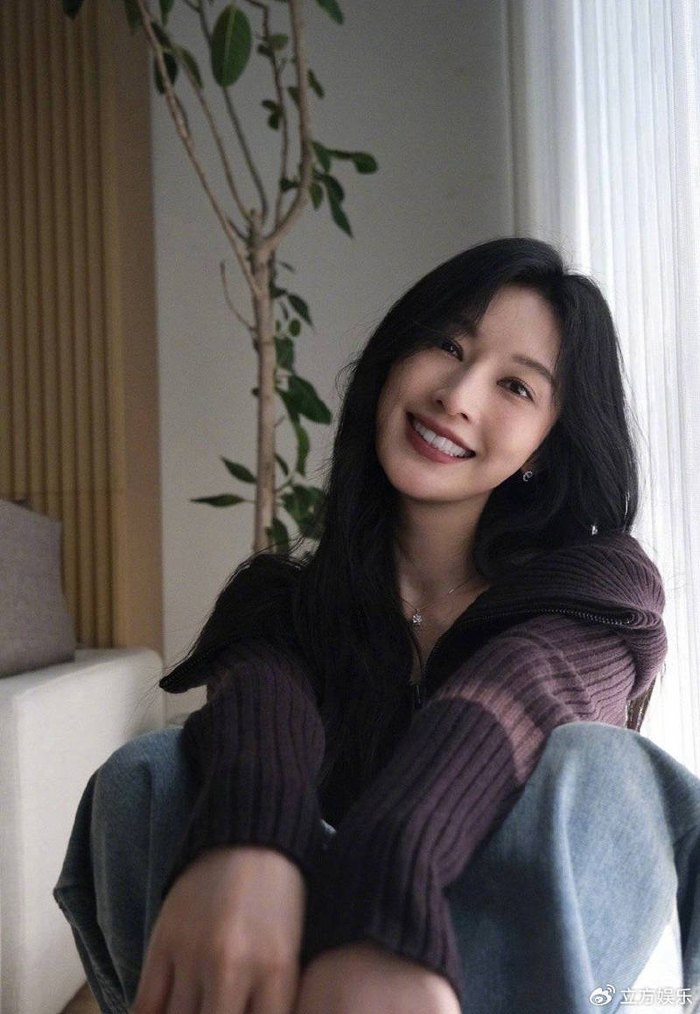 张俪穿v领毛衣小秀迷人香肩 浅黛微妆映衬精致五官|张俪|v领|毛衣