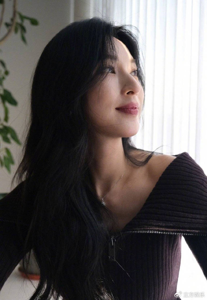 张俪穿v领毛衣小秀迷人香肩 浅黛微妆映衬精致五官|张俪|v领|毛衣